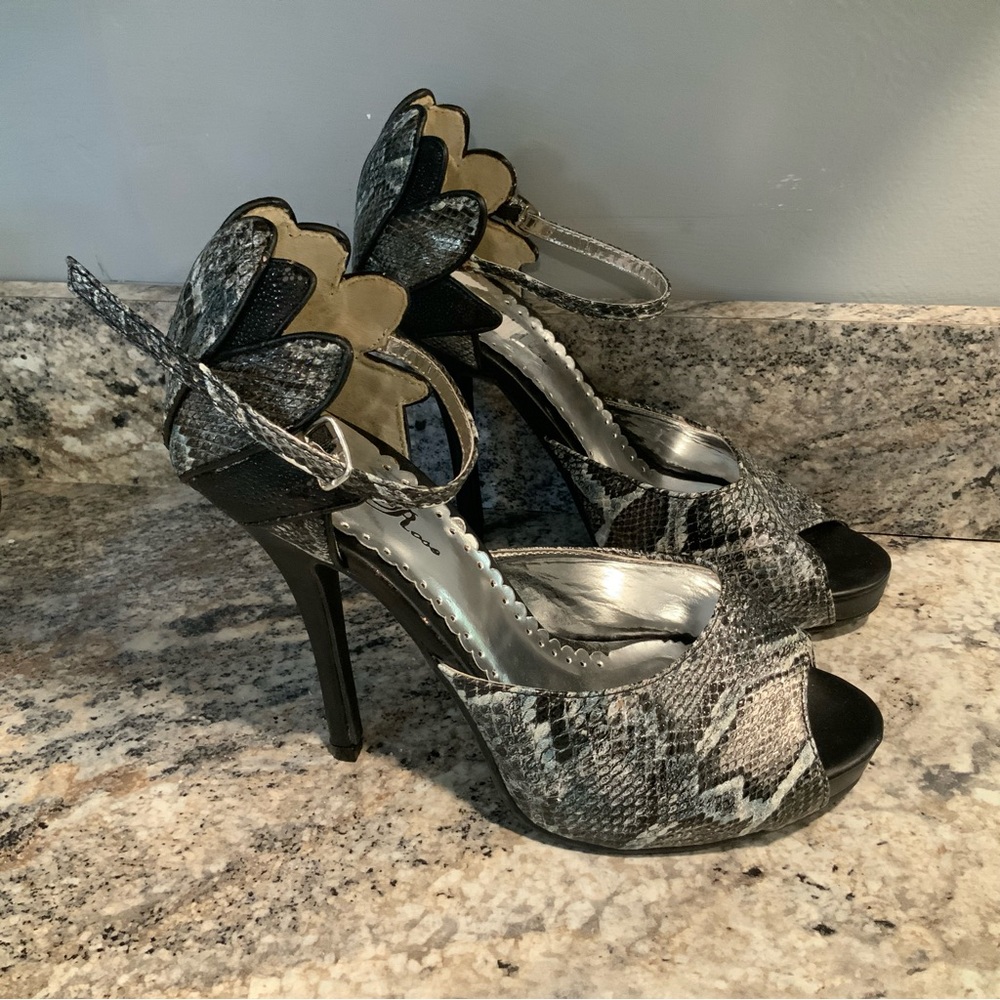 Wild Rose Gray & Black Snake Skin Print 5” heel Strappy Shoes Sz 9